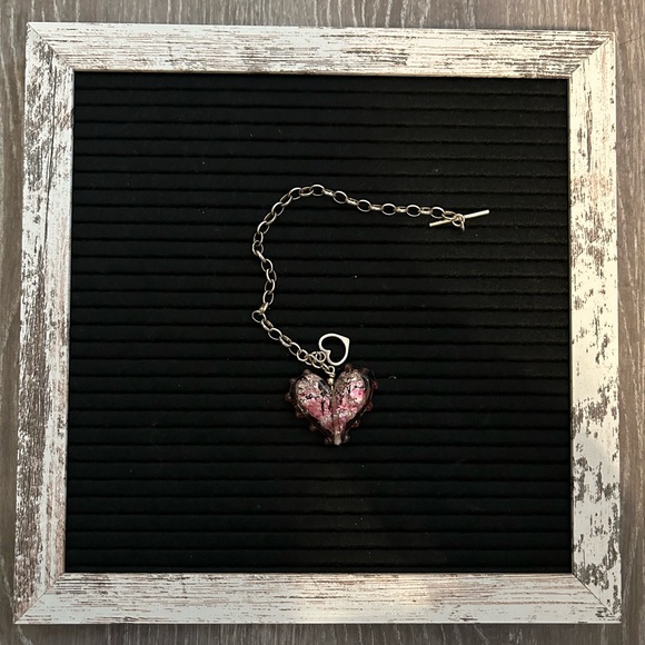 Striking silver bracelet with glass heart pendant - Picture 3 of 3